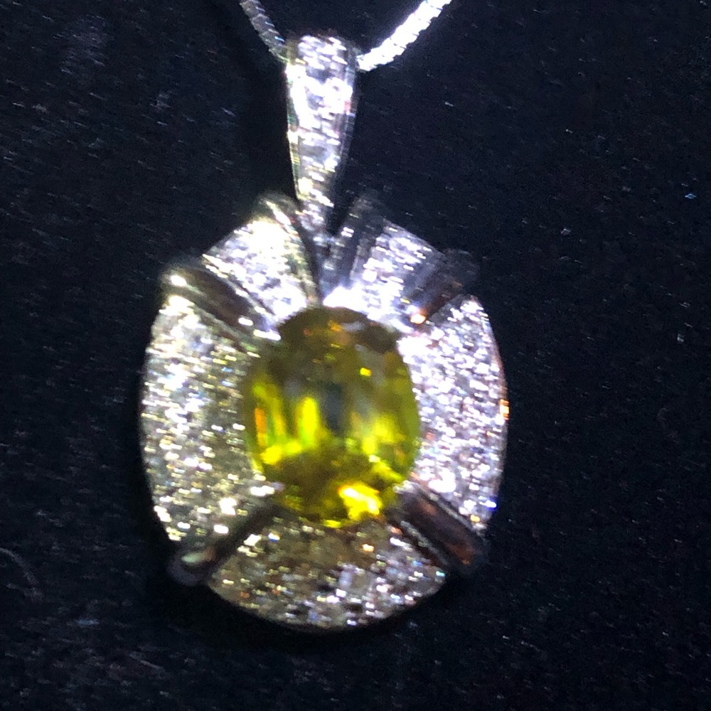 Sphene and Diamonds in Platinum